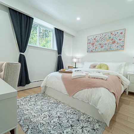 Quiet & Comfortable Double Private Room, Free Parking トロント エクステリア 写真