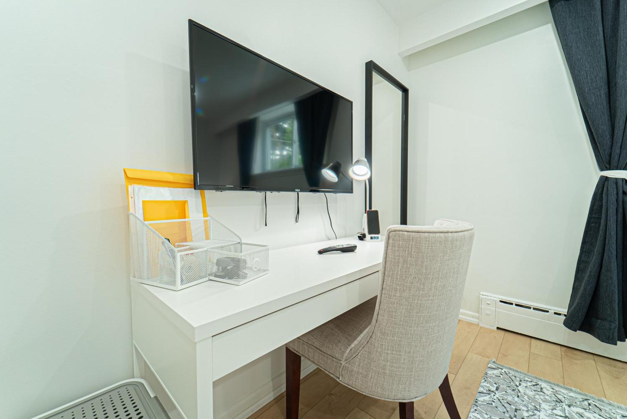 Quiet & Comfortable Double Private Room, Free Parking トロント エクステリア 写真