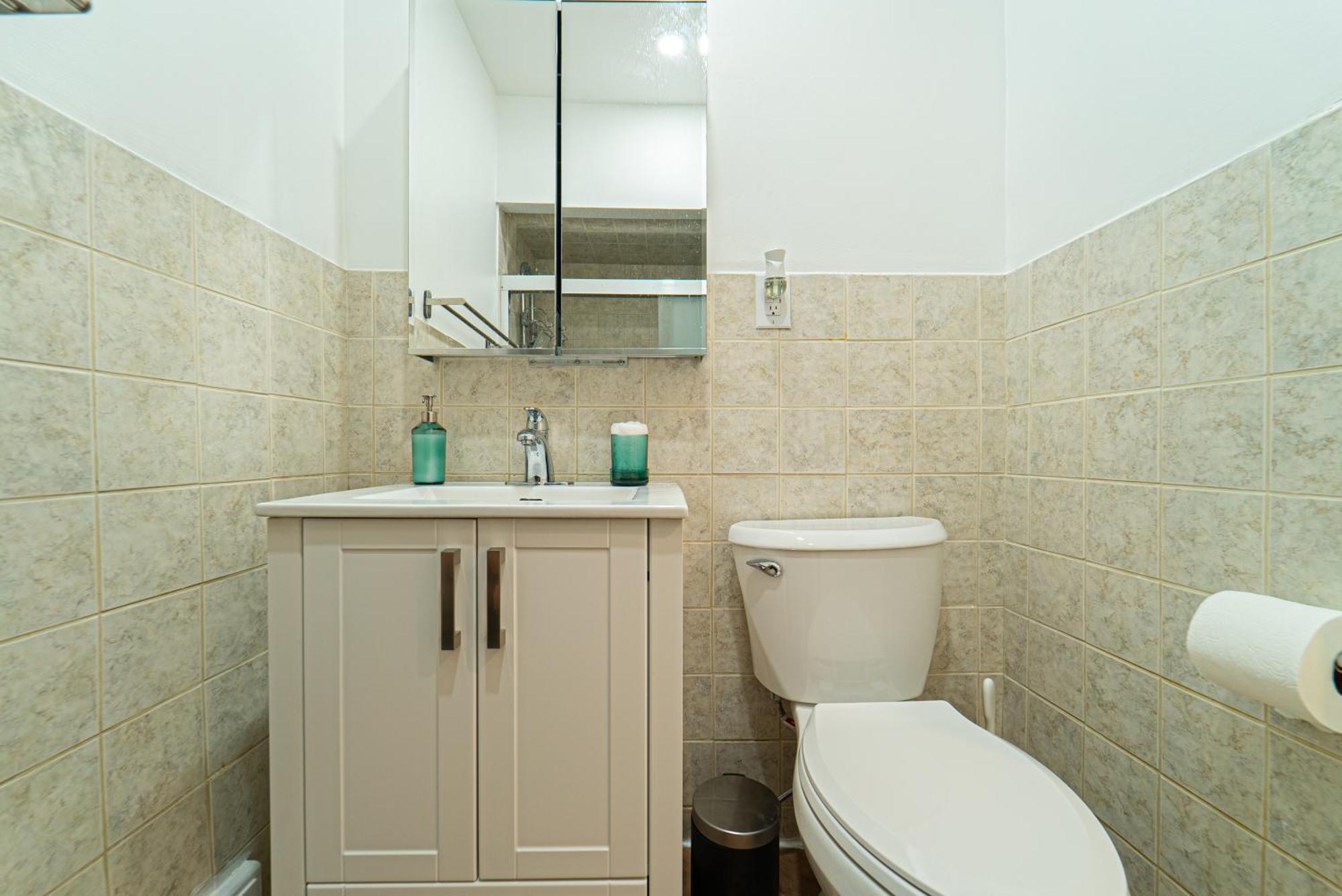 Quiet & Comfortable Double Private Room, Free Parking トロント エクステリア 写真