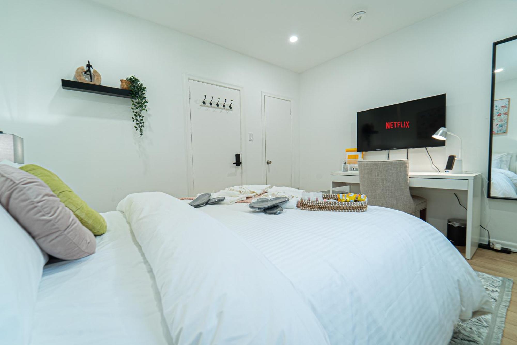 Quiet & Comfortable Double Private Room, Free Parking トロント エクステリア 写真