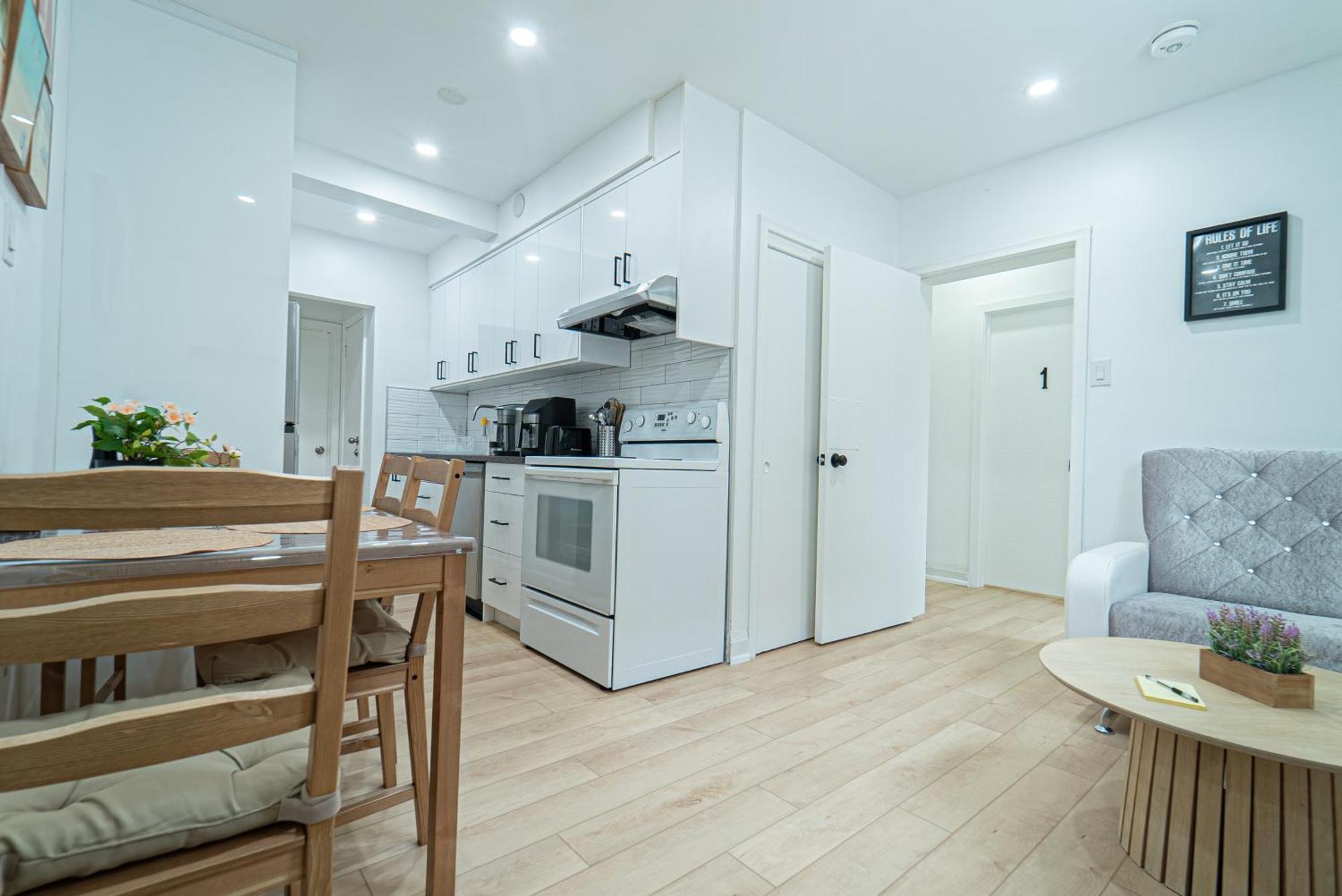 Quiet & Comfortable Double Private Room, Free Parking トロント エクステリア 写真